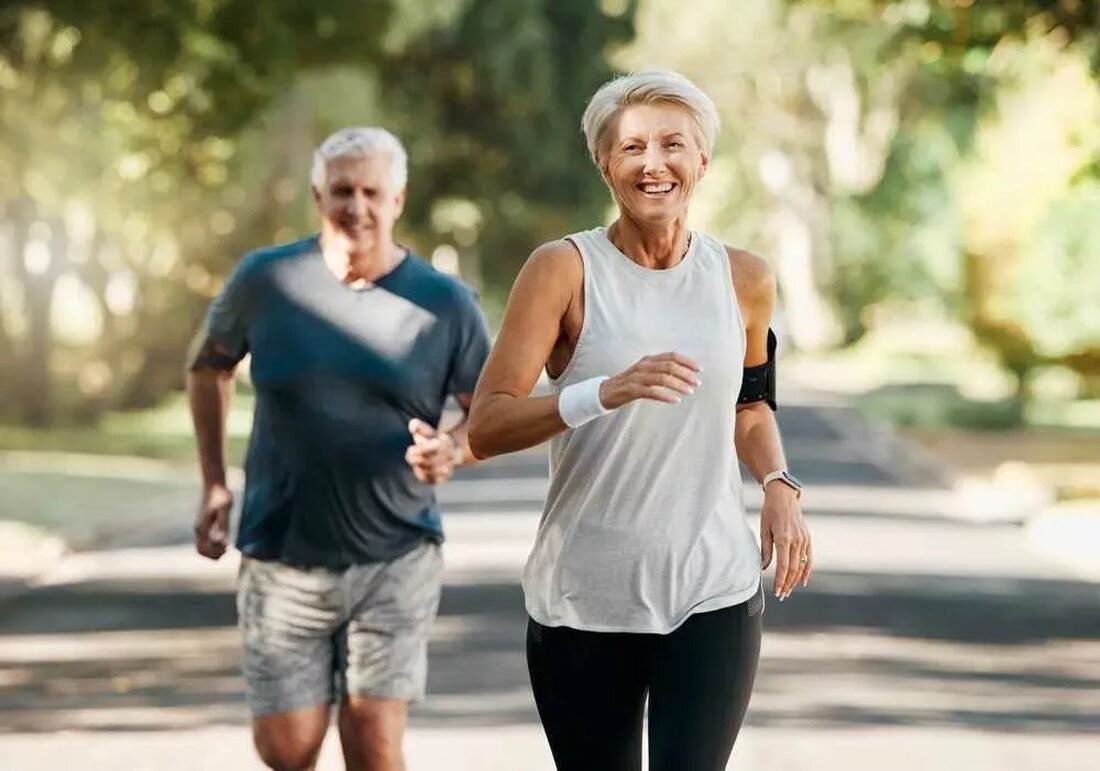 In den letzten Jahren hat das intermittierende Fasten als Ernährungsroutine, die zwischen Fasten- und Essenszeiten wechselt, die Gesundheits- und Wellnesswelt im Sturm erobert. Sein breites Spektrum an Gesundheitsvorteilen in Kombination mit seiner Flexibilität macht es zu einem ansprechenden Ansatz zur Gewichtsregulierung und zur allgemeinen Optimierung der Gesundheit. Verständnis des intermittierenden Fastens Intermittierendes Fasten (IF) ist keine Diät, sondern ein Essmuster, das zwischen Fasten- und Essenszeiten wechselt. Es legt weniger Wert darauf, was Sie essen, sondern wann Sie essen. Trotz seiner jüngsten Popularität spiegelt IF den Lebensstil unserer Vorfahren wider, die oft Phasen des Mangels und begrenzten Zugangs zu Nahrungsmitteln erlebten. &hellip;