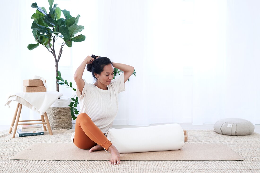 Egal, ob Sie gerade Ihre Yoga-Reise beginnen oder schon seit Jahren im Spiel sind, eine Yoga-Praxis zu Hause kann sehr lohnend sein. Mit Apps, Videoplattformen und eBooks steht immer noch eine wachsende Anzahl von Ressourcen zur Verfügung, um eine konsistente Heimpraxis zu starten und aufrechtzuerhalten. Genau wie die Auswahl des richtigen Studio- und Yogalehrers für Sie kann der Aufbau einer Heimpraxis einige Zeit in Anspruch nehmen Zeit und Experimentieren. Wir haben eine Liste mit Tipps zusammengestellt, um Ihnen den Einstieg zu erleichtern: 1. Definieren Sie Ihre Ziele und Absichten Eine Heimübung kann viele verschiedene Dinge sein &#8211; es kann sogar &hellip;