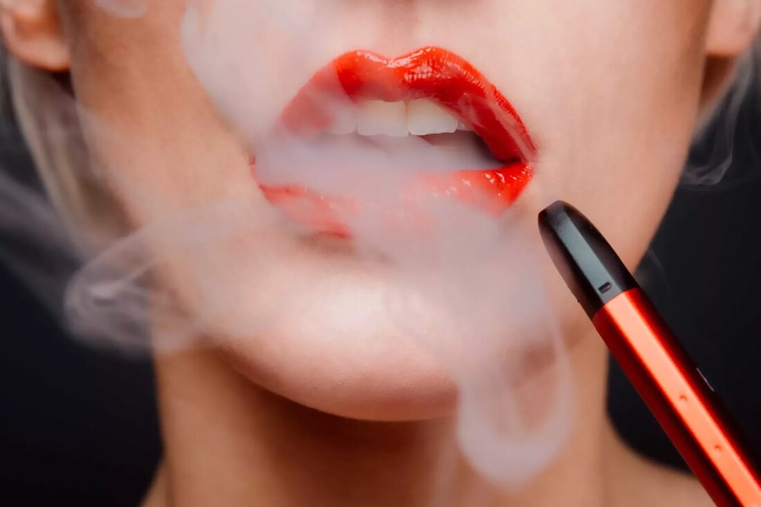 Vaping: Eine gefährliche Gewohnheit mit schwerwiegenden Folgen Vaping wird oft als harmlose Gewohnheit angesehen, kann aber ernsthafte Konsequenzen haben. In diesem Blog-Beitrag teilen wir die herzzerreißende Geschichte eines 12-jährigen Mädchens, das aufgrund der Gefahren des Vapens ins Koma gefallen ist. Dies ist eine ernste Erinnerung an die Risiken und die dringende Notwendigkeit, das Bewusstsein für die möglichen Schäden im Zusammenhang mit E-Zigaretten und Vaping-Produkten, besonders bei jungen Menschen, zu schärfen. Eine Mutter teilt ihre Geschichte, um das Bewusstsein für die Gefahren des Vapens zu schärfen, nachdem ihre 12-jährige Tochter aufgrund gesundheitlicher Probleme im Zusammenhang mit dem Vapen in ein künstliches …
