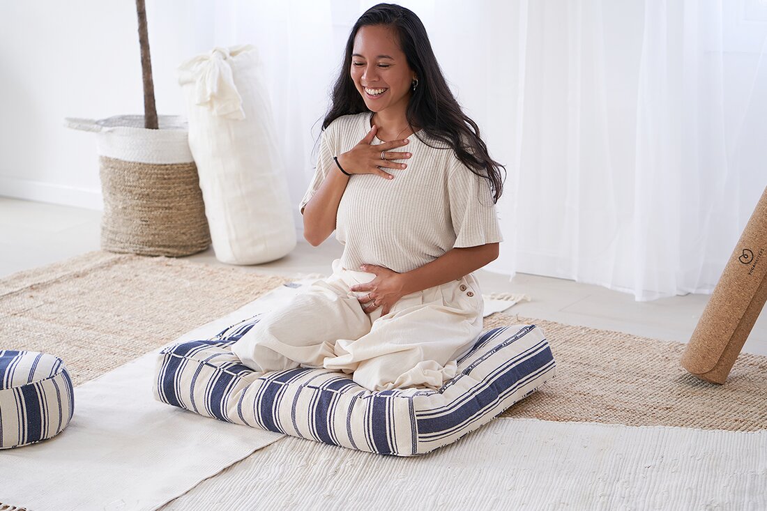 Mudras sind Handgesten, die in der Meditation oder während unserer Asana-Praxis praktiziert werden. Wir können sie nutzen, um uns mit uns selbst und unseren Emotionen zu verbinden und um Gefühle der Stärke, des Gleichgewichts oder der Ruhe zu fördern, wann immer wir sie brauchen. Alle Mudras haben unterschiedliche Bedeutungen und Zwecke und können ein mächtiges Werkzeug in unserer Praxis sein. Egal, ob Sie in stressigen Situationen Ruhe und Frieden suchen, Hindernisse im Leben überwinden möchten oder nur Werkzeuge, die Sie dabei unterstützen, sich im Alltag ausgeglichener und geerdeter zu fühlen, Mudras können Ihnen dabei helfen, dies zu erreichen. Wir haben &hellip;