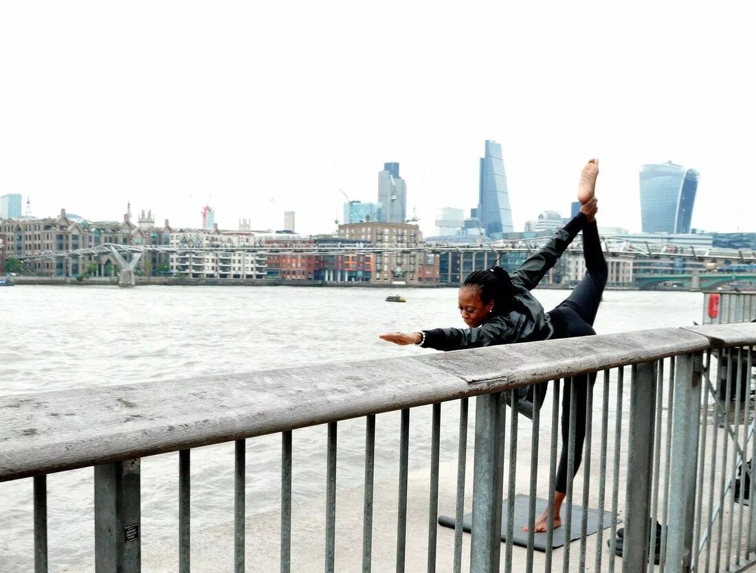 Ich habe Donna Noble zum ersten Mal für den Yogamatters-Blog beim International Yoga Day im Juni 2016 im Alexandra Palace in London interviewt. Zu dieser Zeit fingen wir beide an und fanden unseren Weg, als wir ins Unbekannte traten. Seitdem hat sich für uns beide viel geändert, und diese Gelegenheit, uns wieder zu verbinden und aufzuholen, ist ein echtes Privileg. Donna arbeitet derzeit an ihrem ersten Buch über Körperpositivität im Yoga, einem Trainingshandbuch für barrierefreies Yoga für Yogalehrer, das nächstes Jahr veröffentlicht wird. Mit der Gelegenheit, die Instagram-Seite des OM Yoga Magazine zu übernehmen, hat sie jetzt eine monatliche Reihe …