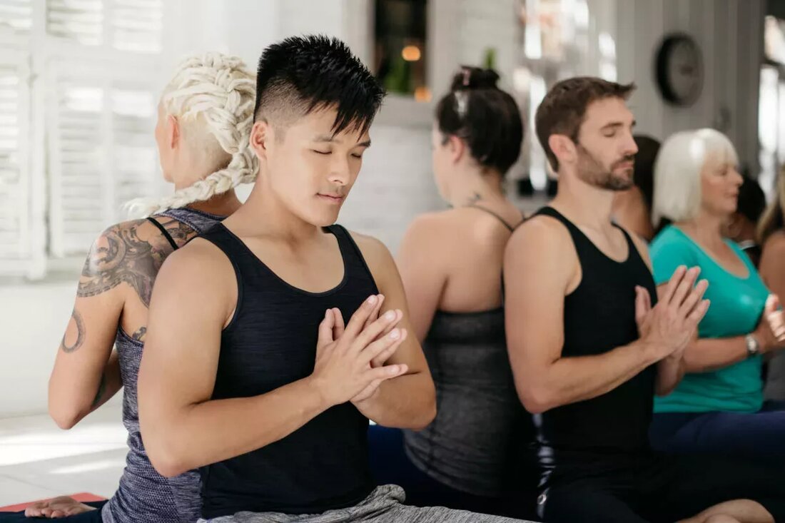 Viele Studios mussten zum zweiten Mal ihre Türen schließen, aber alle passen sich schnell an die neue Normalität an und arbeiten hart daran, weiterhin jeden Tag Platz für Yoga-Kurse zu schaffen. Mit Zoom, Youtube und Social Media sind wir nie zu weit von einem Yoga-Kurs mit unseren Lieblingsstudios und Lehrern entfernt. Die Teilnahme an Online-Kursen ist nicht nur eine gute Möglichkeit für Sie, Ihre Praxis aufrechtzuerhalten, sondern unterstützt auch die Studios und trägt dazu bei, dass sie diese Zeit überstehen und uns nach all dem wieder ihre Türen öffnen können. Weitere Möglichkeiten zur Unterstützung der Studios und Lehrer sind Investitionen …
