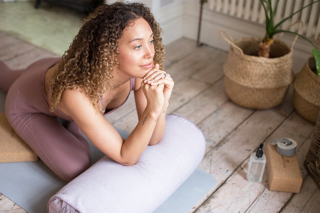 Wenn eine weitere Sperre eintritt und Einschränkungen eingeführt werden, fühlen Sie sich möglicherweise unverbundener, überforderter und unsicherer als gewöhnlich. Diese Isolationsmeditation soll sich wieder mit sich selbst verbinden und Ihnen helfen, ein Leben zu visualisieren, das über das hinausgeht, das COVID für Sie geplant hat. Zu Beginn des Jahres haben Sie wahrscheinlich eine Liste der Ziele festgelegt, die Sie erreichen wollten. Man kann mit Sicherheit sagen, dass sie wahrscheinlich nicht genau nach Plan verlaufen sind. Durch Isolationen und Sperren, die viele unserer äußeren Ablenkungen beseitigen, ist es unvermeidlich geworden, sich nach innen zu drehen. Da so viel von unserem typischen &hellip;
