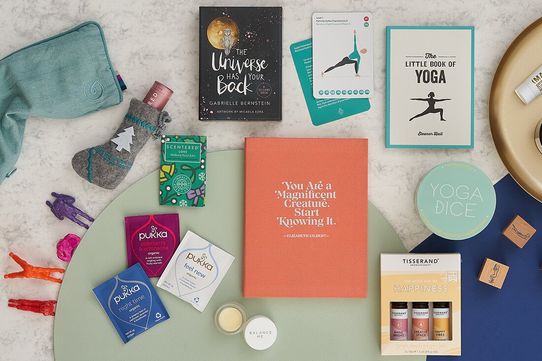 Bei all den Zweifeln, die uns dieses Jahr erkauft haben, sind zwei Dinge sicher. Erstens sind Yogalehrer mit ihren Online-Angeboten Retter, und zweitens verlassen weit mehr Yogaliebhaber 2020, als sie betreten haben. Yoga hat in mehreren schwierigen Monaten einen Ort der Ruhe, Verbundenheit und Erdung geboten, was ein Yoga-Geschenk perfekt macht, um es in dieser Saison zu verschenken.Möchten Sie Ihrem Yogalehrer ein Geschenk machen, das sowohl nachdenklich als auch nützlich ist? Oder hat jemand, den Sie interessieren, eine Liebe zum Yoga, die Sie ihm beim Wachsen helfen möchten? Hier ist eine Liste der besten Geschenke für Yogalehrer und Yogaliebhaber in …