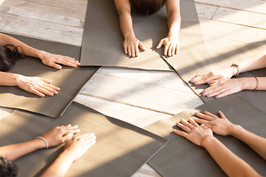Unsere Yogalehrer und -studios waren anpassungsfähig und genial und haben neue Wege gefunden, um ihre Schüler zu verbinden und weiter zu unterrichten und zu unterstützen. Durch Sperren, technische Probleme und das Lernen, Anpassungen praktisch über den Zoom vorzunehmen. Diesen Monat werfen wir ein Licht auf sie! Im Januar werden wir hier auf dem Blog Studios anbieten und mit Lehrern chatten, um diejenigen zu feiern, die uns im vergangenen Jahr auf dem Boden gehalten haben. Treffen Sie unten die Yogalehrerin Sarah Deane. Kannst du uns etwas über dich erzählen? Yoga ist meine Leidenschaft und ich praktiziere seit vielen Jahren; Probieren Sie &hellip;