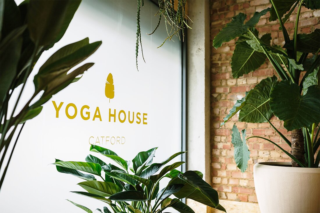 Unsere Yogalehrer und -studios waren anpassungsfähig und genial und haben neue Wege gefunden, um ihre Schüler zu verbinden und weiter zu unterrichten und zu unterstützen. Durch Sperren, technische Probleme und das Lernen, Anpassungen praktisch über den Zoom vorzunehmen. Diesen Monat werfen wir ein Licht auf sie! Im Januar werden wir hier im Blog Studios anbieten und mit Lehrern chatten, um diejenigen zu feiern, die uns im vergangenen Jahr auf dem Boden gehalten haben. Treffen Sie die Yogalehrerin und Studiobesitzerin Kasia Blackwell vom Yoga House London. Erzählen Sie uns ein wenig darüber, warum Sie Ihr Studio eingerichtet haben? Ich unterrichte seit …