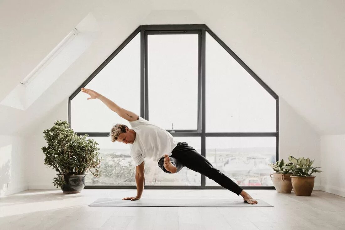 Unsere Yogalehrer und -studios waren anpassungsfähig und genial und haben neue Wege gefunden, um ihre Schüler zu verbinden und weiter zu unterrichten und zu unterstützen. Durch Sperren, technische Probleme und das Lernen, Anpassungen praktisch über den Zoom vorzunehmen. Diesen Monat werfen wir ein Licht auf sie! Im Januar werden wir hier im Blog Studios anbieten und mit Lehrern chatten, um diejenigen zu feiern, die uns im vergangenen Jahr auf dem Boden gehalten haben. Treffen Sie unten den Yogalehrer Josh Taylor. Kannst du uns etwas über dich erzählen? Hi, ich bin Josh. Ich komme von einer kleinen Insel an der Ostküste …