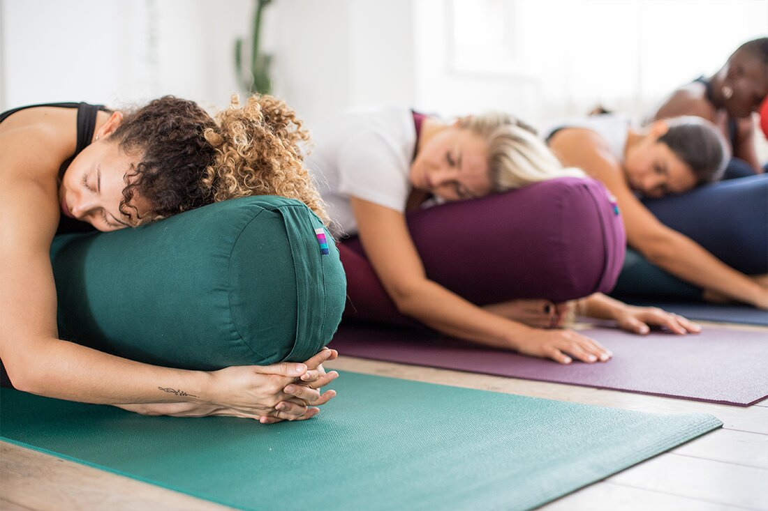 Unabhängig davon, ob es sich um Stress aus dem unvorhersehbaren Zustand der Welt im Moment, Stress durch die Arbeit, das Privatleben oder ein allgemeines Gefühl der zugrunde liegenden Angst handelt, ist die Tatsache, dass viele von uns mehr Stress und Unbehagen erleben als nötig, und es kann in unserem verweilen Körper und Geist lange nach der ersten Erfahrung. Wenn wir uns nicht erlauben, stressige Ereignisse vollständig zu verarbeiten, oder wenn wir ständig ängstliche Gedanken in unseren Gedanken haben, beginnen wir, das Nervensystem und die Nebennieren zu belasten, und wenn wir uns weiter in einen Stresszustand versetzen, kann dies dazu führen …