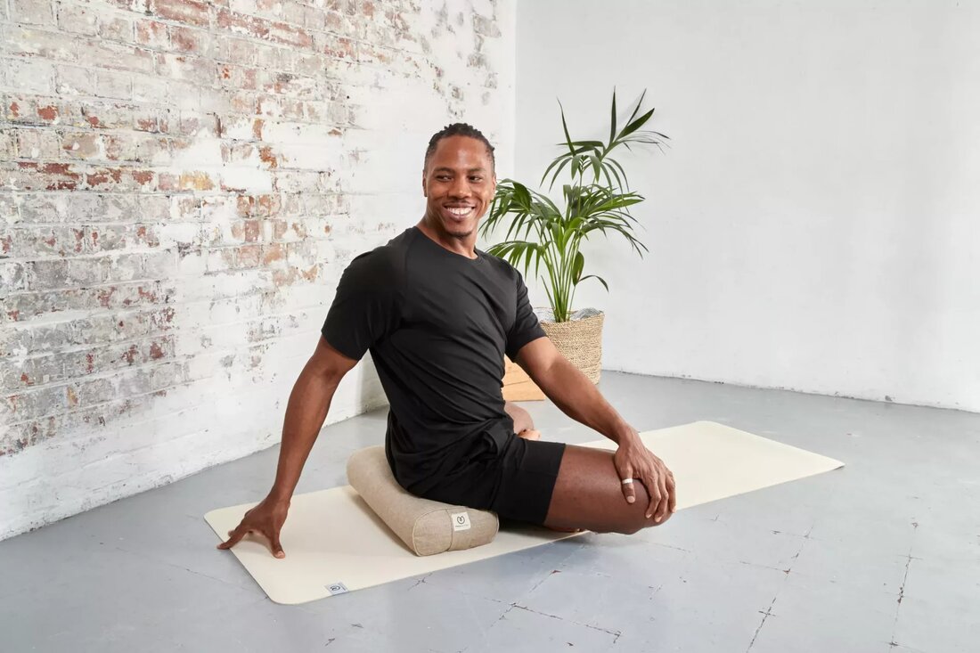 Seit mehr als 28 Jahren in London ansässiger Yogalehrer, Personal Trainer, Vater und rundum liebenswürdiger Mensch Ude Okoye hat seiner Gemeinde etwas zurückgegeben. Wenn er unser brandneues Modell nicht modelliert (Link entfernt)Er fügt seiner Praxis einen Sinn hinzu und inspiriert Männer überall, Weisheit und Empathie zu suchen, egal an welchem Tag oder in welcher Situation sie sich befinden. Ude glaubt, dass man im alltäglichen Zusammenhang Ruhe und Frieden finden kann. Was motiviert und inspiriert dich jeden Tag? „So sehr ich Yoga liebe und lerne und lehre und tanze und esse, liebe ich es wirklich, mich mit den einfachen Dingen zu …