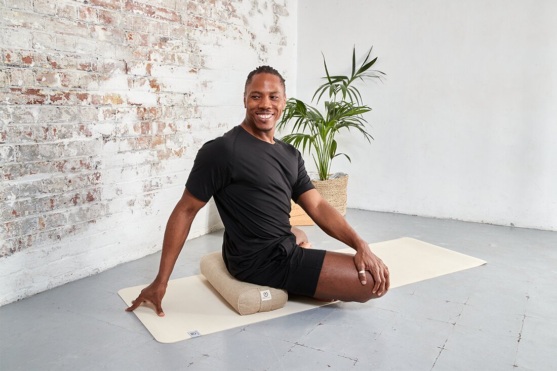 Bei Yogamatters freuen wir uns immer über neue Kollektionen, aber die brandneue Yogamatters Hanfkollektion ist etwas ganz Besonderes. Wir sind bestrebt, Produkte zu entwickeln, die von hoher Qualität sind und Ihnen so manche Yoga-Praxis überdauern, die sich im Laufe der Zeit wunderbar einfügt. Wir setzen uns auch für die Entwicklung nachhaltiger Produkte ein. Da Hanf einer der nachhaltigsten Rohstoffe der Welt ist, haben wir genau das getan! Hier ist ein wenig darüber, was die Kollektion so einzigartig macht. Nachhaltig und langlebig Hanf ist eine der vielseitigsten Pflanzen der Welt. Neben dem geringen Wasserverbrauch wird bei der Herstellung nichts verschwendet. Die …