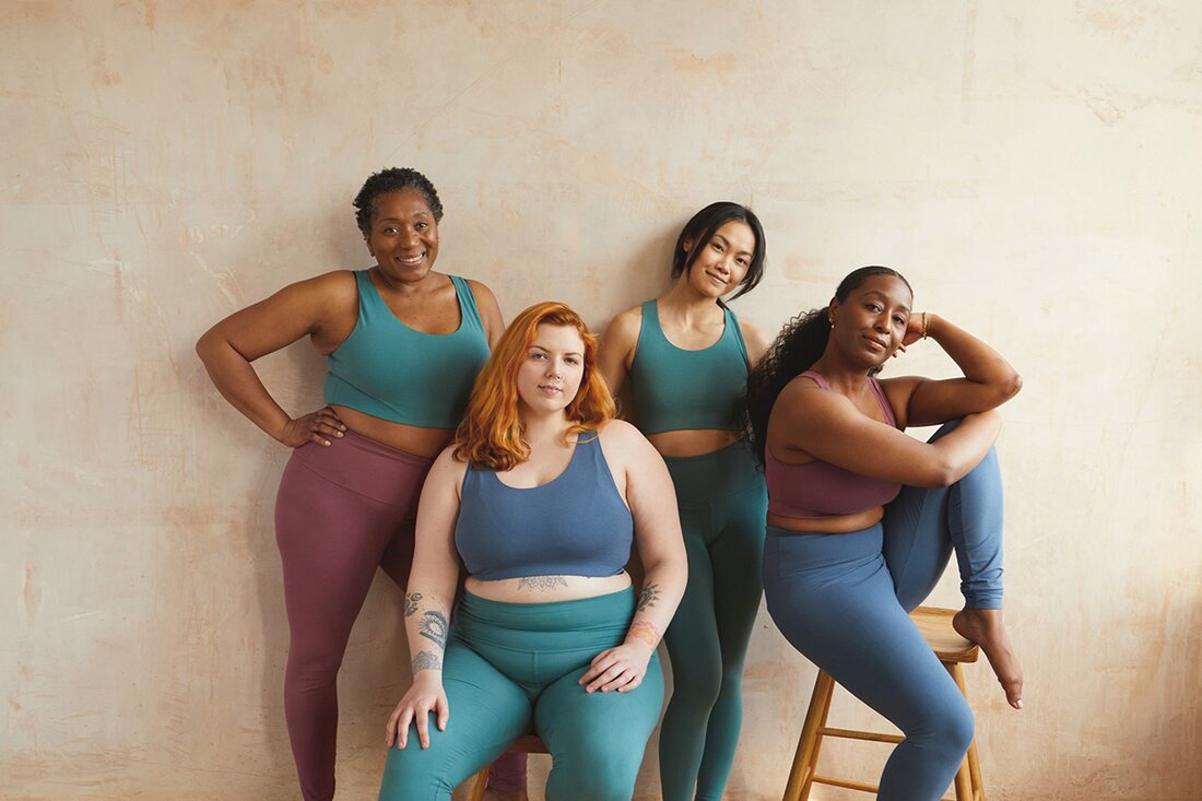 Im Januar 2020 haben wir unsere erste Yogamatters Eco Clothing Collection auf den Markt gebracht. Ein nachhaltiges Sortiment an weicher und bequemer Yogakleidung für alle. Wir stellen jetzt die neue und verbesserte Yogamatters Eco Clothing Collection vor. Die weiche und nachhaltige Yogakleidung, die du liebst, in frischen Farben und aufgeräumten Styles. Wir haben uns einen Moment Zeit genommen, um uns mit den schönen Models aus dem Eco Clothing-Fotoshooting zu unterhalten, das dazu beigetragen hat, diese Kollektion zum Leben zu erwecken. Warum ist es für Sie wichtig, dass Yoga eine vielfältige und integrative Praxis ist? Ich bin neu im Yoga und …