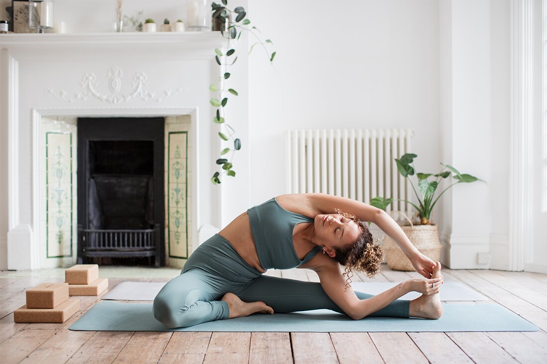 Wenn Sie schon eine Weile Yoga praktizieren, haben Sie wahrscheinlich schon einmal Sanskrit-Wörter gehört, vielleicht im Unterricht, bei einer Lehrerausbildung oder beim Erkunden von Yogatexten wie dem Yoga-Sutras von Patanjali oder der Bhagavad-Gita. Aber wissen Sie über die Worte hinaus, was sie bedeuten oder woher sie kommen? Während sich einige Yogaklassen für die Verwendung englischer Wörter für Körperhaltungen und Posen entscheiden, können andere Namen enthalten wie Vrikshasana (Baumpose), Suryanamaska (Sonnengruß) oder das Mantra Ähm, die Tausende von Jahren alt sind. Egal, ob Sie mit Sanskrit-Klängen vertraut sind oder sich schon immer über die seltsamen Wörter Ihres Lehrers gewundert haben, es …