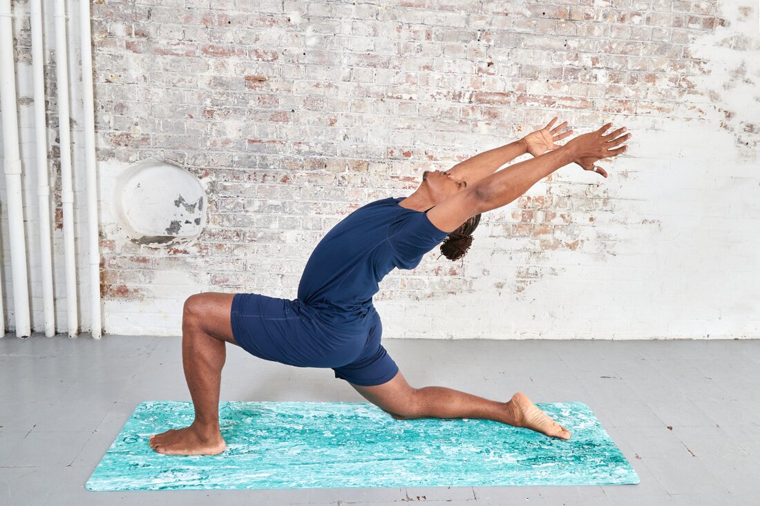 Viele Yogastunden beginnen mit Sonnengrüßen, oder Surya Namaskar. Die energetisierende, wärmende Abfolge von Haltungen und Bewegungen hilft den Körper aufzuwärmen, ihn auf weitere Asanas vorzubereiten und auch den Geist zu erwecken. Praktizieren oder unterrichten Sie Surya Namaskar? Wissen Sie, woher es kommt oder was dieser energetisierende Fluss darstellt? Lesen Sie weiter, um die tiefere Bedeutung des Sonnengrußes und die verschiedenen Formen, die Sie zum Üben wählen können, zu entdecken. Gott der Sonne Vor einigen tausend Jahren war einer der am meisten verehrten Götter in der vedischen Kultur (der Kultur, die Yoga geboren haben soll) Surya, Gott der Sonne. Surya reitet …