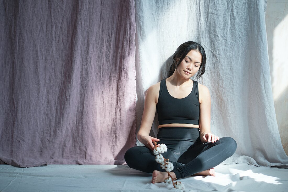 Übersetzt als „Glück“, „Leichtigkeit“ oder „guter Raum“, ist Sukha ein Sanskrit-Wort, das Sie in yogischen Texten von den Veden bis zum Yoga-Sutras von Patanjali und Ayurveda-Literatur auch. In den frühesten Texten Sukha wird oft als Kontrast zum Wort verwendet Preja. Preya bezieht sich auf ein vorübergehendes, flüchtiges Gefühl der Freude – wie das Vergnügen, das Sie beim Gewinnen eines Wettbewerbs oder beim Essen eines Eises erleben können – während Sukha bedeutet wirklich einen Zustand authentischen Glücks. Wir können das Wort auch verstehen Sukha ‚guter Platz‘ bedeuten, mit su was „gut“ bedeutet, und kha was „Öffnung“ oder „Raum“ bedeutet, und in …