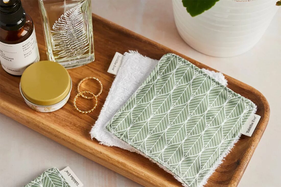 Wenn es um nachhaltige Beauty Essentials geht: Tabitha Eva ist eine Marke, die alle Kriterien erfüllt: umweltfreundliche Make-up-Runden, handgefertigte, wiederverwendbare Produkte und Beauty-Artikel, die das Leben ohne Abfall einfacher denn je machen. Wir plaudern mit der Gründerin Debbie Rees, um herauszufinden, wie sie bei der Familiengründung, der bewussten Führung eines geschäftigen Geschäfts und der Zeit zum Tauchen auf dem Boden bleibt. Was bedeutet Kreativität für Sie? Wie definieren Sie es? Was inspiriert Sie, kreativ zu sein? „Kreativität in der Welt von Tabitha Eve kann viele Dinge bedeuten, von der Gestaltung eines Artikels für einen bestimmten Zweck über die Suche nach …