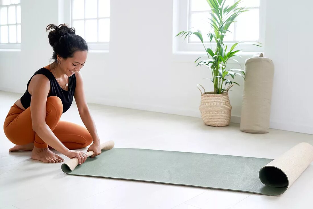 Egal, ob Sie Yoga zu Hause über Online-Kurse praktizieren oder einfach nur die Gewissheit haben möchten, Ihre persönlichen Yoga-Requisiten auf Reisen zu verwenden, mit dem richtigen Set können Sie Ihre Praxis erheblich verbessern. Von dynamischem Vinyasa-Flow bis hin zu restaurativem und Schwangerschafts-Yoga brauchen wir alle etwas anderes. Je nachdem, in welcher Lebensphase du dich befindest oder ob du gerade zu zweit übst, brauchst du ein Kit, das speziell auf dich zugeschnitten ist. Die Verwendung von Yoga-Requisiten ist eine großartige Möglichkeit, Ihre Praxis zu vertiefen, Ihren Körper je nach seinen täglichen Bedürfnissen zu ehren und tiefer – körperlich und geistig – …