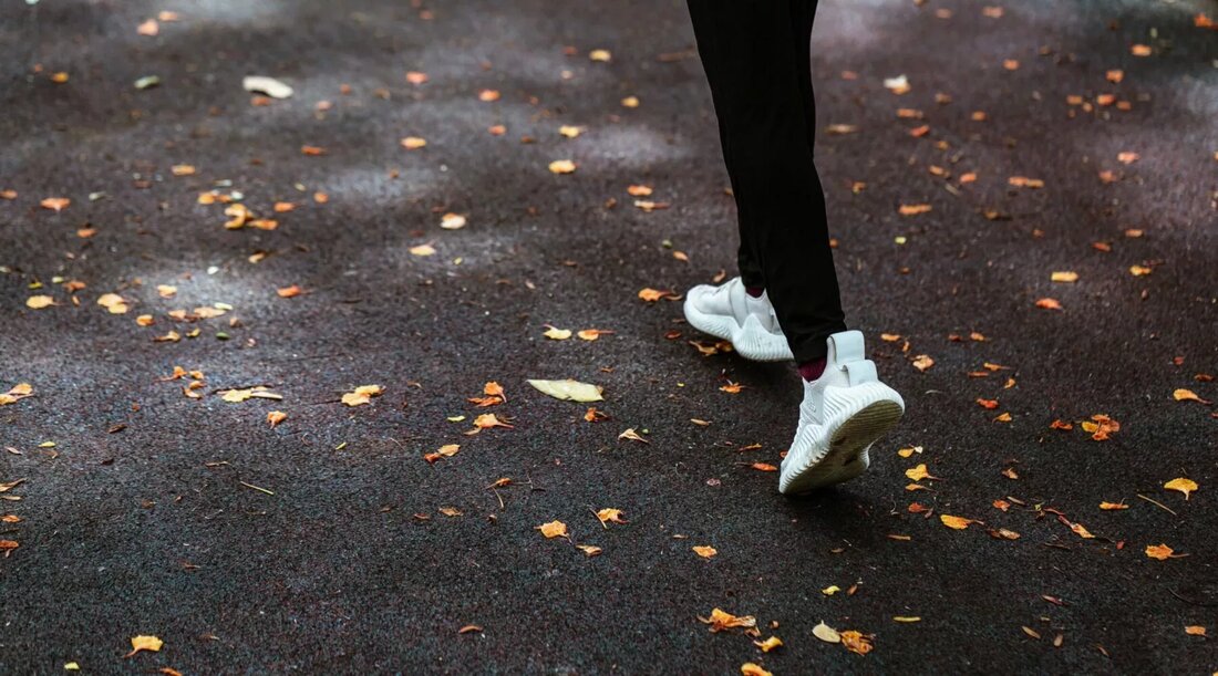 Es ist nicht zu leugnen, dass jede Jahreszeit ihre eigene Energie hat. Das Gefühl eines lauen Sommerabends ist ein starker Kontrast zu dunklen Winternächten oder einem kalten und frischen Herbstmorgen gegenüber einem taufrischen Frühlingstag. So wie die Natur im Laufe des Jahres ihre Formen und Farben ändert, profitieren auch wir davon, unsere Gewohnheiten und Routinen zu ändern, um sich von Saison zu Saison optimal zu fühlen. Wenn es um den Sommer geht, dreht sich alles darum, auf das zu hören, wonach sich Ihr Körper sehnt; Der Mensch hat sich so entwickelt, dass er die wärmeren Monate mit langen Stunden körperlicher …