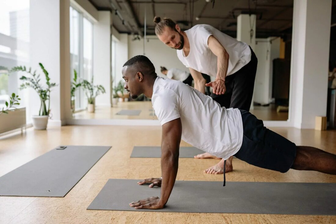 Bereiten Sie sich darauf vor, zu öffentlichen Yoga-Kursen zurückzukehren? Denken Sie darüber nach, das Studio zu wechseln? Du beginnst gerade deine Yoga-Reise und möchtest wissen, worauf du bei der Auswahl des Yoga-Studios achten musst? So wie alle Yogalehrer unterschiedlich sind, haben alle Yogastudios ihre eigenen einzigartigen Aspekte. Von hochklassigen, minimalistischen Studios mit stimmungsvoller Beleuchtung und ultra-ausgefallener Ausstattung bis hin zu Räumen mit einem tiefen Sinn für Gemeinschaft und Abstammung und vielleicht auch „traditionellere“ Yoga-Stile. Für welches Studio Sie sich auch entscheiden, es ist wichtig zu bedenken, dass ein Yoga-Studio nicht nur aus Ziegeln und Mörtel besteht; Es ist aus Hingabe, …