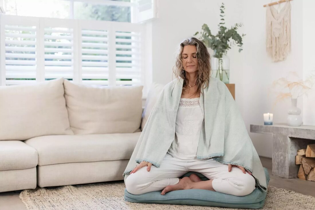 Haben Sie einen speziellen Raum für Entspannung, Meditation, Yoga oder Sie-Zeit? Gibt es einen Ort, den Sie für heilig halten würden? fühlst du dich irgendwo präsent, zufrieden oder inspiriert? Auf der ganzen Welt gelten heilige Orte wie Schreine, Tempel, Kirchen, Synagogen, Moscheen, Klöster und Orte wie Jerusalem, Mekka, Lourdes und der Berg Sinai in Ägypten als „heilig“, aber was macht sie so? Was macht einen Raum heilig? Das Wort „heilig“ kommt aus dem Lateinischen saker, In Bezug auf das, was „gewidmet“, „geweiht“, „gereinigt“ ist, und seit Jahrtausenden sind heilige Räume mit einem Gefühl von Göttlichkeit und Spiritualität verbunden. Heute jedoch …