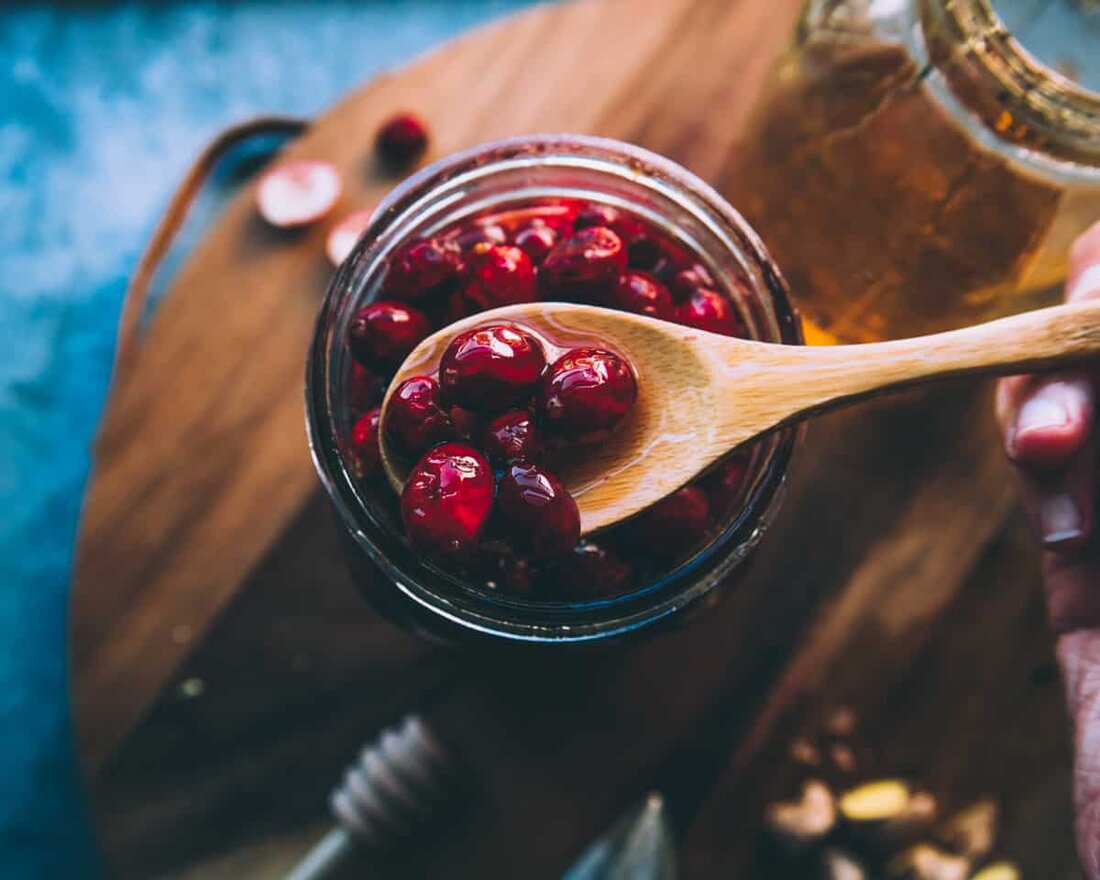 Wenn es ein Wellness-System gibt, das uns das richtige Essen beibringen kann, dann ist es Ayurveda. Übersetzt als „Wissenschaft vom Leben“ ist Ayurveda voller Ratschläge zu Lebensstil, Ernährung, Bewegung, Selbstfürsorge und vielem mehr und existiert seit Tausenden von Jahren. In Bezug auf Lebensmittel bietet Ayurveda eine tiefe und reiche Fülle von Informationen, die jeden Menschen zu einer Ernährung führen sollen, die seinen Bedürfnissen, seinem einzigartigen Körper und Geist entspricht und am besten für das Klima und die Jahreszeit geeignet ist. Eines der Grundprinzipien des Ayurveda ist „Gleiches erhöht Gleiches“ und „Gegensatz bringt Balance“. Wenn es also darum geht, Winterrezepte zuzubereiten, …