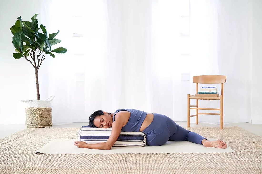 Gut für Körper, Geist und Seele – Yoga ist oft eine neue Praxis, die viele Menschen im neuen Jahr ausprobieren wollen. Egal, ob Sie an Ihrem allerersten Yoga-Kurs teilnehmen möchten oder ob Sie bequem an einem Yoga-Kurs zu Hause teilnehmen möchten, Yoga wird sowohl für seine gesundheitlichen Vorteile als auch für seine Zugänglichkeit für alle gelobt. Je weiter Sie auf Ihrer Yoga-Reise vorankommen, desto mehr Yoga-Ausrüstung können Sie in Betracht ziehen, um Ihre Praxis zu vertiefen. Dabei kann Ihnen unser speziell zusammengestelltes Yoga-Kit helfen. Lesen Sie weiter, während wir Sie durch unsere fertigen Yoga-Kits führen, die alle sorgfältig von unserem …