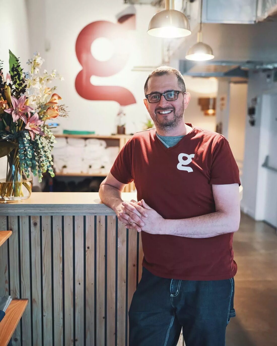 Diesen Monat haben wir uns mit Jamie Glassman getroffen, Studiobesitzer von The Good Rooms in Muswell Hill. Jamie war zuvor Comedy-Autor, Produzent und Darsteller und beschloss 2019, seiner Leidenschaft zu folgen und ein Jahr später und als die Pandemie eintraf, ein Hot Yoga Studio zu eröffnen. Er spricht darüber, wie das Geschäft davon betroffen war und wie er umschwenken musste, um das Studio am Laufen zu halten. Erzähl uns ein bisschen über dich und deinen Hintergrund Bevor ich ein heißes Yoga- und Pilates-Studio eröffnete, arbeitete ich jahrelang in der Comedy-Branche – Schreiben, Produzieren und Aufführen – mit unterschiedlichem Erfolg. Mein …