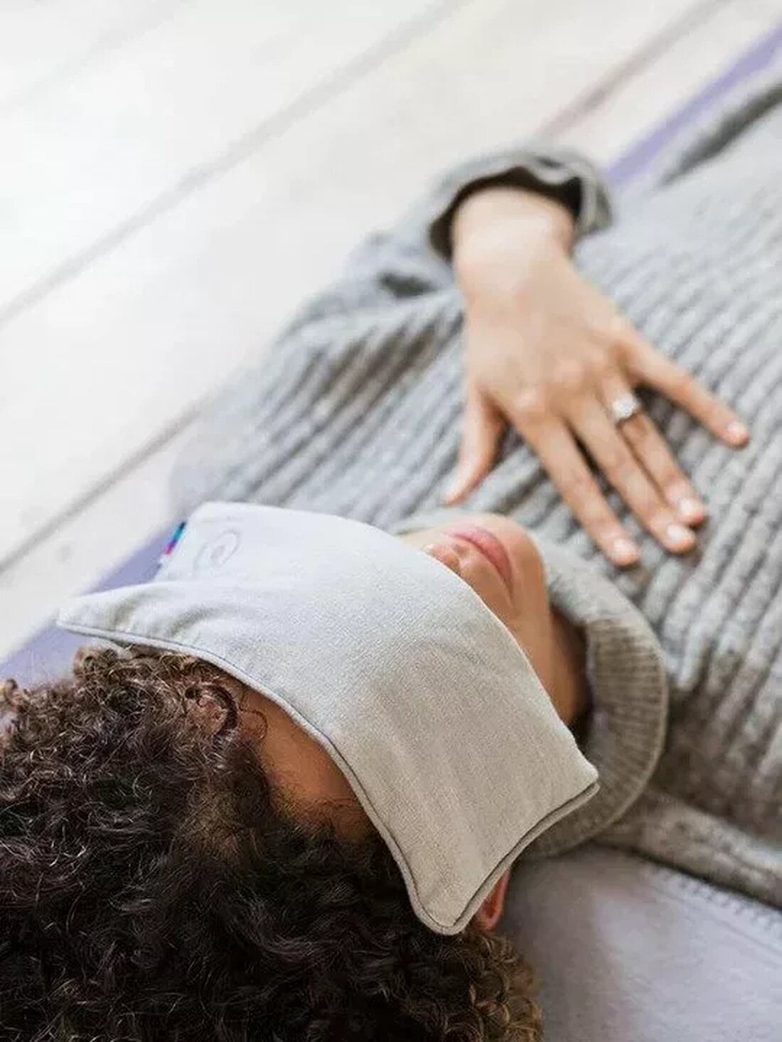 Egal, ob Sie ein Anfänger oder ein erfahrener Yogi sind, Sie werden wahrscheinlich mit den körperlichen und geistigen Vorteilen von Yoga vertraut sein. Wenn Sie jedoch erwägen, sowohl Meditation als auch Yoga nebeneinander zu praktizieren, kann dies eine Reihe zusätzlicher Vorteile haben, verglichen mit dem einfachen Üben des einen oder anderen. Obwohl Sie nicht meditieren müssen, um Yoga zu praktizieren, oder umgekehrt, kann die Integration von beiden in Ihre tägliche Praxis dazu beitragen, das Bewusstsein und die Konzentration im Laufe der Zeit zu erhöhen, sowie Ihnen dabei helfen, sich entspannter zu fühlen und viel leichter abschalten zu können. Wenn Sie …