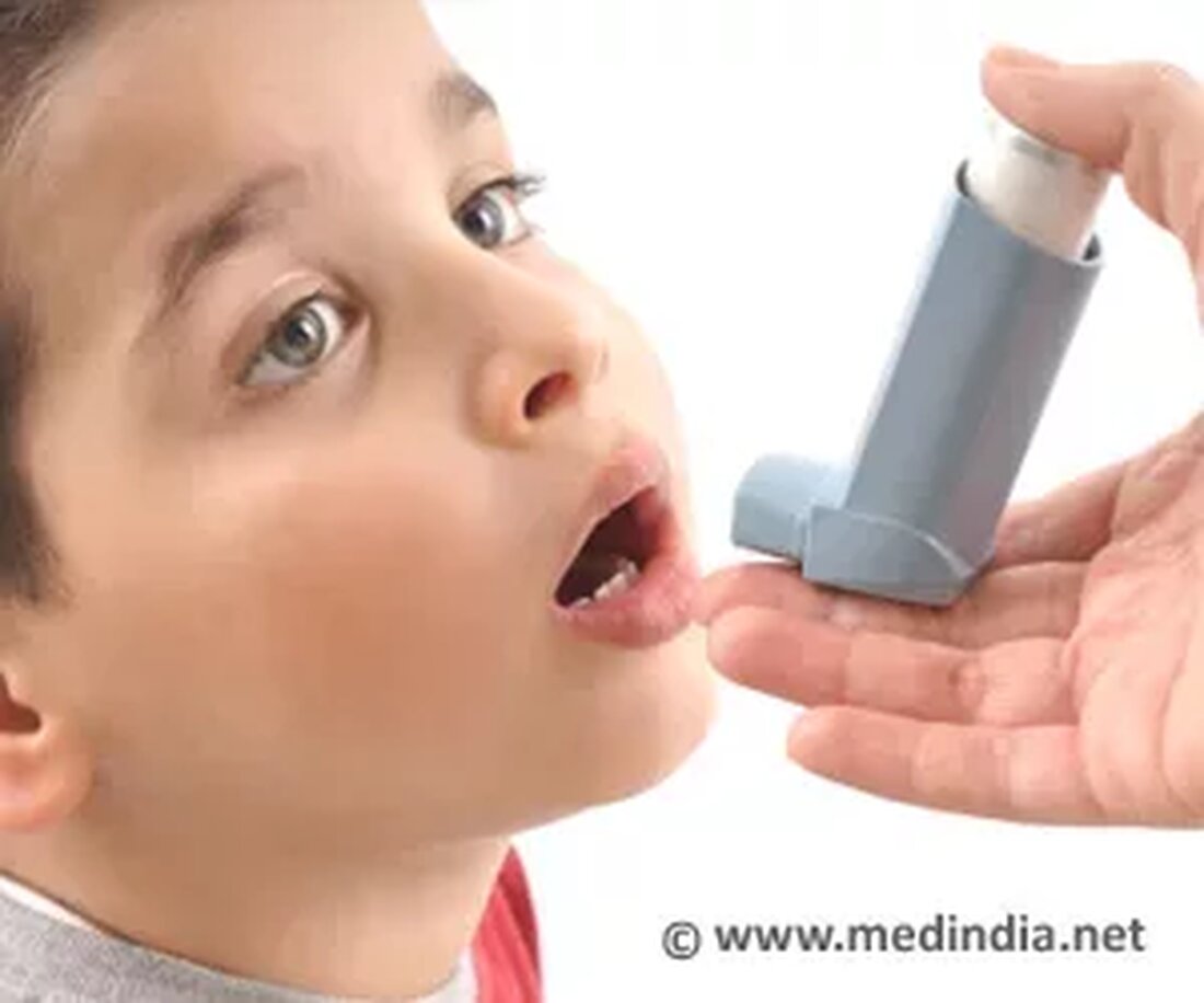 Was ist Asthma? Asthma ist eine chronische Lungenerkrankung, die durch eine verminderte Fähigkeit, leicht zu atmen, gekennzeichnet ist. Der Luftstrom in und aus der Lunge wird durch die Atemwege behindert, die Luft zu den Luftsäcken tief in der Lunge transportieren. Die größeren Atemwege (Bronchien) verzweigen sich in kleinere Atemwege (Bronchiolen), die durch Muskelverspannungen, Reizungen oder Schwellungen in den Atemwegen und Ansammlung von Schleim verstopft sein können, was zu Asthma führt. Asthma kann entweder akut oder chronisch sein. Symptome im Zusammenhang mit Asthma sind Husten, Keuchen, Kurzatmigkeit und Engegefühl in der Brust. Häufige Ursachen von Asthma Allergie gegen Pollen, Hausstaubmilben Luftverschmutzung …