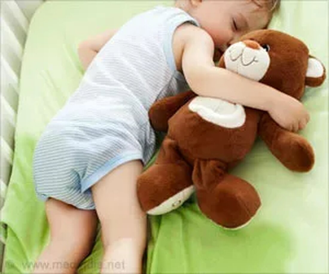 Was ist Bettnässen? Es kann eine peinliche Erfahrung für Kinder sein, im Bett aufzuwachen und sich vom Wasserlassen nass zu fühlen. Es kann für Eltern auch sehr schmerzhaft sein, ihre Kinder durch diese Erfahrung gehen zu sehen. Das Bettnässen ist eine häufige Erkrankung, die nicht nur physiologisch ist, sondern auch psychologische Auswirkungen hat. Bettnässen oder Enuresis ist ein Zustand, bei dem Kinder über fünf Jahre nachts unfreiwillig urinieren. Dieser Zustand wird von keiner Krankheit begleitet und betrifft 15 % bis 20 % der Kinder, 2 % bis 3 % der Teenager, während 0,5 % bis 2 % der Erwachsenen ebenfalls …