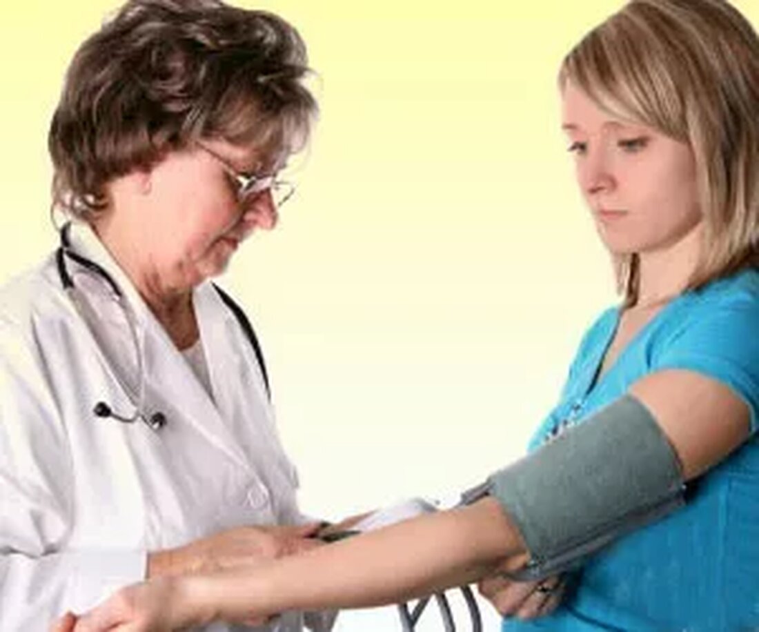 Was ist niedriger Blutdruck? Niedriger Blutdruck (Hypotonie) ist der Druck des Blutes in den Arterien. Es tritt auf, wenn der Blutdruck ungewöhnlich niedrig ist. Der Blutdruck wird typischerweise als systolischer Druck (während das Herz schlägt) über dem diastolischen Druck (Zeit zwischen zwei Schlägen) aufgezeichnet. Ein konstanter Blutdruckwert von 90/60 mm Hg oder darunter gilt als niedriger Blutdruck. Bei Menschen mit niedrigem Blutdruck können Schwindel oder Ohnmachtsanfälle auftreten, wenn der Blutfluss zum Gehirn und anderen lebenswichtigen Organen unzureichend wird. Häufige Ursachen für niedrigen Blutdruck Dehydrierung (aufgrund von Schwitzen und/oder Durchfall) Medikamente (bei hohem Blutdruck oder anderen Behandlungen) Schwere Infektion Herzinfarkt Herzfehler …