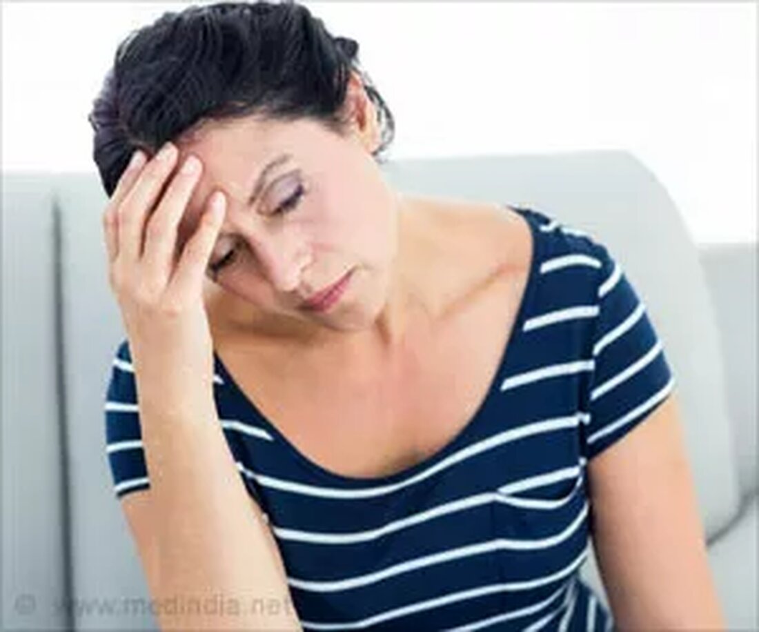 Was sind Hitzewallungen? Hitzewallungen sind ein häufiges Symptom der Menopause, bei dem Frauen extreme Beschwerden mit einem Hitzegefühl verspüren, das insbesondere aus dem oberen Teil des Körpers kommt. Dies ist manchmal mit Rötungen des Gesichts und des Oberkörpers verbunden und kann von übermäßigem Schwitzen und Zittern gefolgt werden. Was sind die Ursachen für Hitzewallungen? Hitzewallungen werden durch hormonelle Veränderungen in der Zeit der Wechseljahre verursacht. In dieser Phase hören die Eierstöcke auf zu funktionieren. Daher nehmen die Spiegel der normalerweise von den Eierstöcken produzierten Hormone Östrogen und Progesteron ab, was zu Hitzewallungen führt. Hausmittel gegen Hitzewallungen Es gibt mehrere Ansätze …