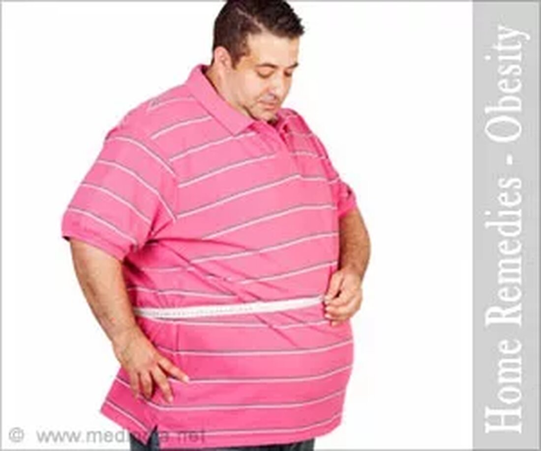 Was ist Fettleibigkeit? Adipositas ist ein Zustand von übermäßigem Körperfett für eine bestimmte Größe und ein bestimmtes Geschlecht. Die Aufnahme der Kalorien muss mit der körperlichen Leistung harmonieren, um die Kalorien zu verbrennen. Andernfalls werden die ungenutzten Kalorien im Körper als Fett gespeichert. Der Kalorienbedarf ist individuell je nach Arbeitsmuster unterschiedlich. Nur das zu essen, was der Körper braucht, gefolgt von regelmäßiger Bewegung, ist die einzige Lösung, um Fettleibigkeit in den Griff zu bekommen. Häufige Ursachen von Fettleibigkeit Lebensstil Überschüssige Kalorienaufnahme Qualität der Ernährung (zu viel fetthaltige Lebensmittel) Abstand der Mahlzeiten (sehr oft essen) Hormone Stoffwechsel Genetische Faktoren Hausmittel gegen …