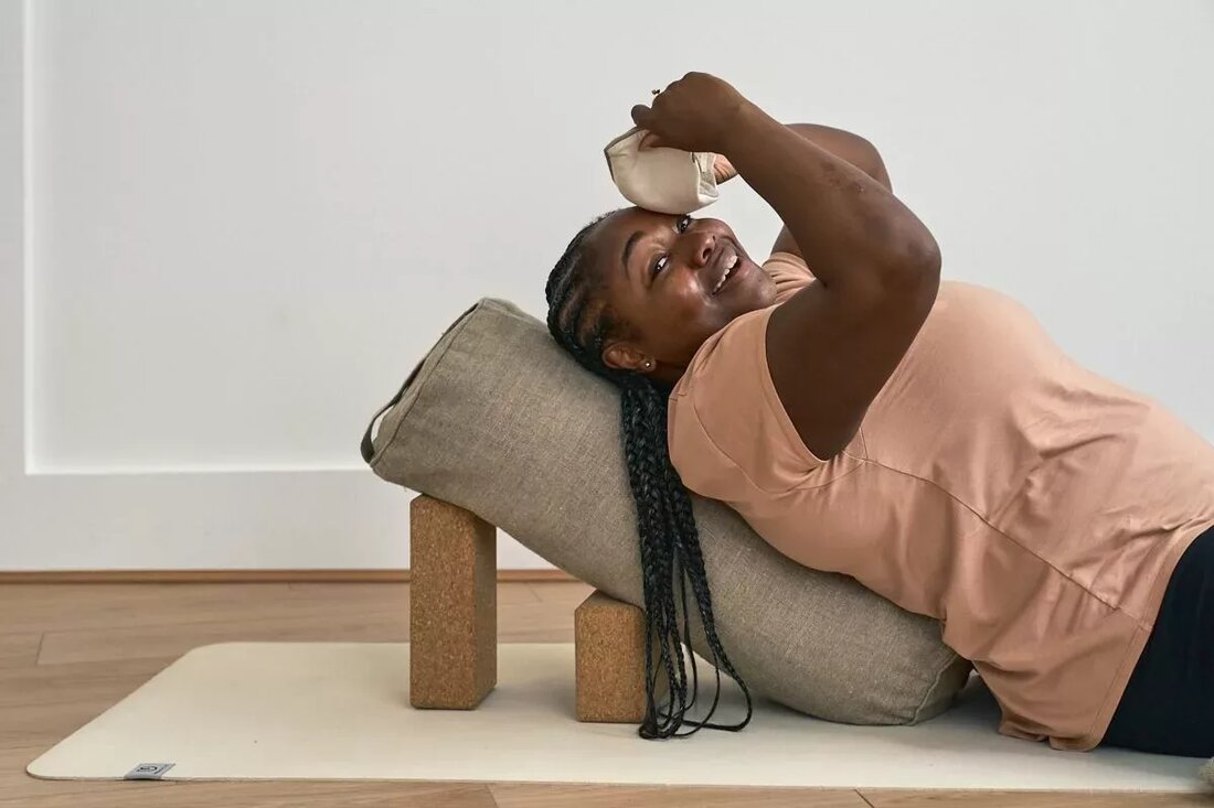 Yin Yoga ist eine beruhigende, meditative Praxis, die ihre Wurzeln in der chinesischen Philosophie des Taoismus hat. In dieser überwiegend bodengestützten Praxis erlauben wir uns normalerweise, etwa drei bis fünf Minuten in jeder Haltung zu sein. Während es körperlich darum geht, tiefer in das Bindegewebe des Körpers vorzudringen, werden energetisch die Meridiane (Energiebahnen), durch die unser Qi (Lebenskraft oder Energie) fließt, in den von uns geübten Posen stimuliert. In der chinesischen Medizin werden unsere Organe mit unseren Emotionen und dem komplizierten Netzwerk in Verbindung gebracht, das die Meridiane in unserem Körper bilden. Die Bedeutung des Nieren-Qi in den Wechseljahren In …