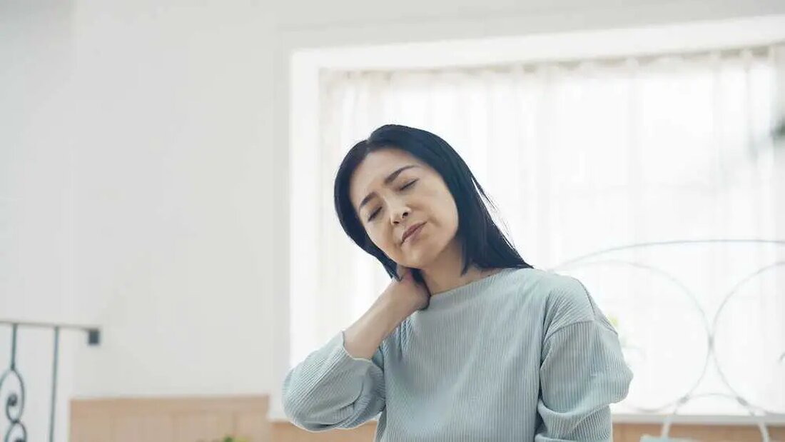 Die Chinesische Körperuhr oder „Organuhr“ ist ein in der Traditionellen Chinesischen Medizin (TCM) verwurzeltes Konzept, das erklären soll, wie unsere inneren Organe im Einklang mit den natürlichen Zyklen des Tages funktionieren. Diese uralte Weisheit legt nahe, dass die Organe unseres Körpers bestimmte Zeiten höchster Aktivität und Ruhe haben, die uns Einblicke in unsere Gesundheit und unser Wohlbefinden geben können. In diesem Artikel werden wir die chinesische Körperuhr, ihre Auswirkungen auf unsere Wachzeiten und die potenziellen Vorteile untersuchen, die sich daraus ergeben, dass wir uns an dieser uralten Weisheit ausrichten. Die chinesische Körperuhr: Ein kurzer Überblick Die chinesische Körperuhr basiert auf …
