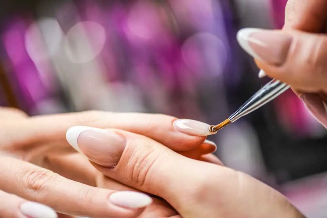 Nach zahlreichen Behandlungen über mehrere Jahre hinweg hatte Lisa Dewey ihre ersten Schwierigkeiten mit ihren geliebten Nagelprodukten Lisa Dewey, eine 36-jährige Mutter, litt unter einer angeblichen Allergie gegen Nagelprodukte, die ihre Hände kaum noch funktionsfähig machte und ihr Selbstvertrauen beeinträchtigte. Sie genoss ihre routinemäßigen Nagelbehandlungen schon seit vielen Jahren, ohne dass es zuvor zu Problemen gekommen wäre. Im Februar erlitt sie jedoch eine entzündliche Reaktion auf die Gel-Nagelanwendung, die dazu führte, dass sich ihre Nägel von der Nagelbettung lösten. Zunächst wurde fälschlicherweise eine bakterielle Infektion diagnostiziert und ihr wurden Antibiotika und eine Steroidcreme verschrieben. Nach einer weiteren Nagelbehandlung mit Acrylfarben &hellip;