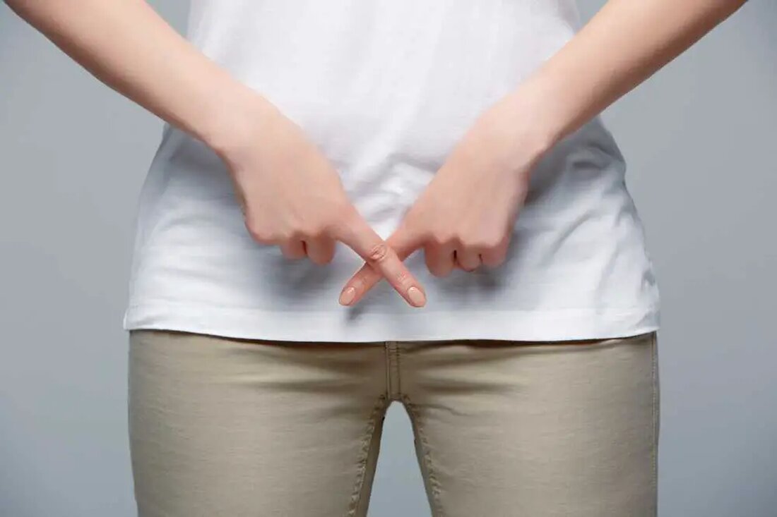 Die Diskussion um Phasen der sexuellen Abstinenz tendiert oft in den Bereich der Absurdität, angeheizt durch falsch informierte Vorstellungen. Um es klarzustellen: Sie werden weder plötzlich Spinnweben in Ihrer Vagina wachsen lassen, noch werden Steppenläufer über Ihren Beckenboden rollen. Es stimmt zwar, dass der Verzicht auf Sex über einen längeren Zeitraum physische und psychische Auswirkungen haben kann, diese hängen jedoch eher damit zusammen, dass die gesundheitlichen Vorteile, die sexuelle Aktivität bietet, nicht genutzt werden. Am wichtigsten ist, dass Ihre Fähigkeit, in Zukunft sexuelle Aktivitäten auszuüben, unberührt bleibt. Die lebenslange Aufrechterhaltung des Zölibats ist eine einzigartige Erfahrung im Vergleich dazu, Sex …