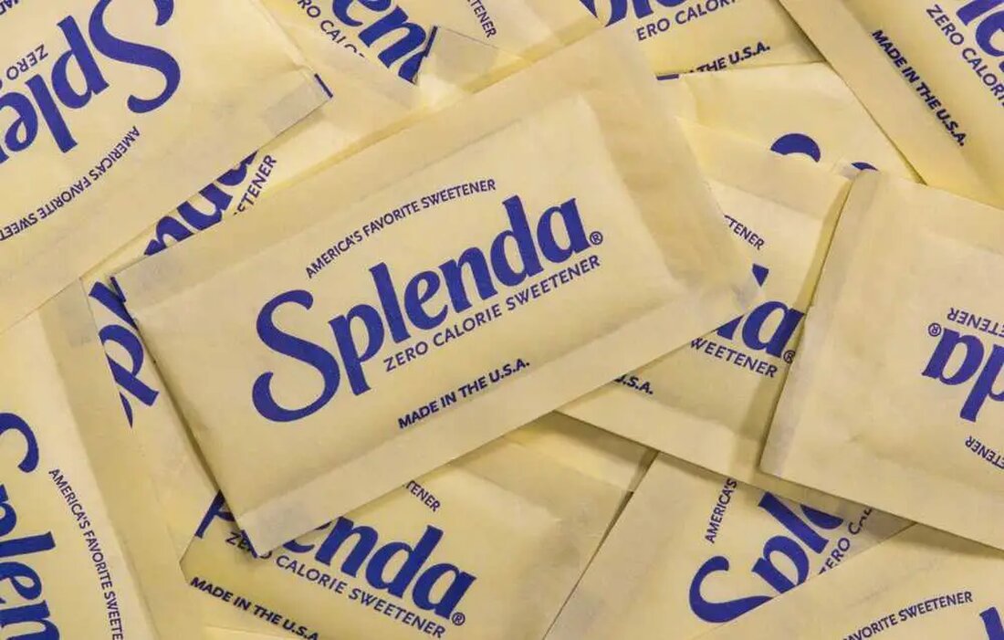 Im Laufe der Geschichte haben sich die Menschen dem süßen Geschmack von Zucker verschrieben, der perfekten Ergänzung zu unserem natürlichen Gaumen. Bedenken hinsichtlich der gesundheitlichen Auswirkungen von Zucker haben jedoch zur Entwicklung und weit verbreiteten Verwendung von Zuckerersatzstoffen wie Sucralose und Aspartam geführt. Sie tauchten erstmals Mitte des 20. Jahrhunderts auf, allen voran Saccharin. Aspartam wurde 1981 von der FDA zugelassen und Sucralose (Markenname Splenda) kam 1998 auf den Markt. Heute sind diese Zuckerersatzstoffe in unserer Ernährung allgegenwärtig und in einer Vielzahl verarbeiteter Lebensmittel und Getränke enthalten. Allerdings wird die Verwendung solcher Zuckerersatzstoffe zunehmend kontrovers diskutiert, da neue wissenschaftliche Untersuchungen …