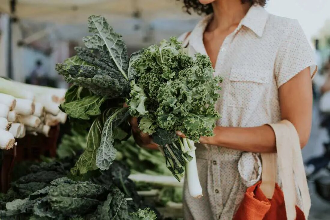 In den letzten Jahren erfreut sich Grünkohl großer Beliebtheit und wird aufgrund seines beeindruckenden Nährwertprofils als Superfood gefeiert. Grünkohl ist reich an essentiellen Vitaminen und Mineralstoffen wie den Vitaminen A, K, B6 und C, Kalzium, Kalium, Kupfer und Mangan und schien eine perfekte Ergänzung zu einer gesunden Ernährung zu sein. Jüngste Entdeckungen haben jedoch Licht auf einen besorgniserregenden Bestandteil von Grünkohl geworfen, der bei einem erheblichen Teil der Bevölkerung gesundheitliche Probleme verursacht. Oxalsäure, eine Art Antinährstoff, der im Grünkohl vorkommt, birgt Risiken für die Gesundheit des Verdauungssystems, die Nierenfunktion und sogar das sexuelle Wohlbefinden von Frauen. In diesem Artikel befassen …