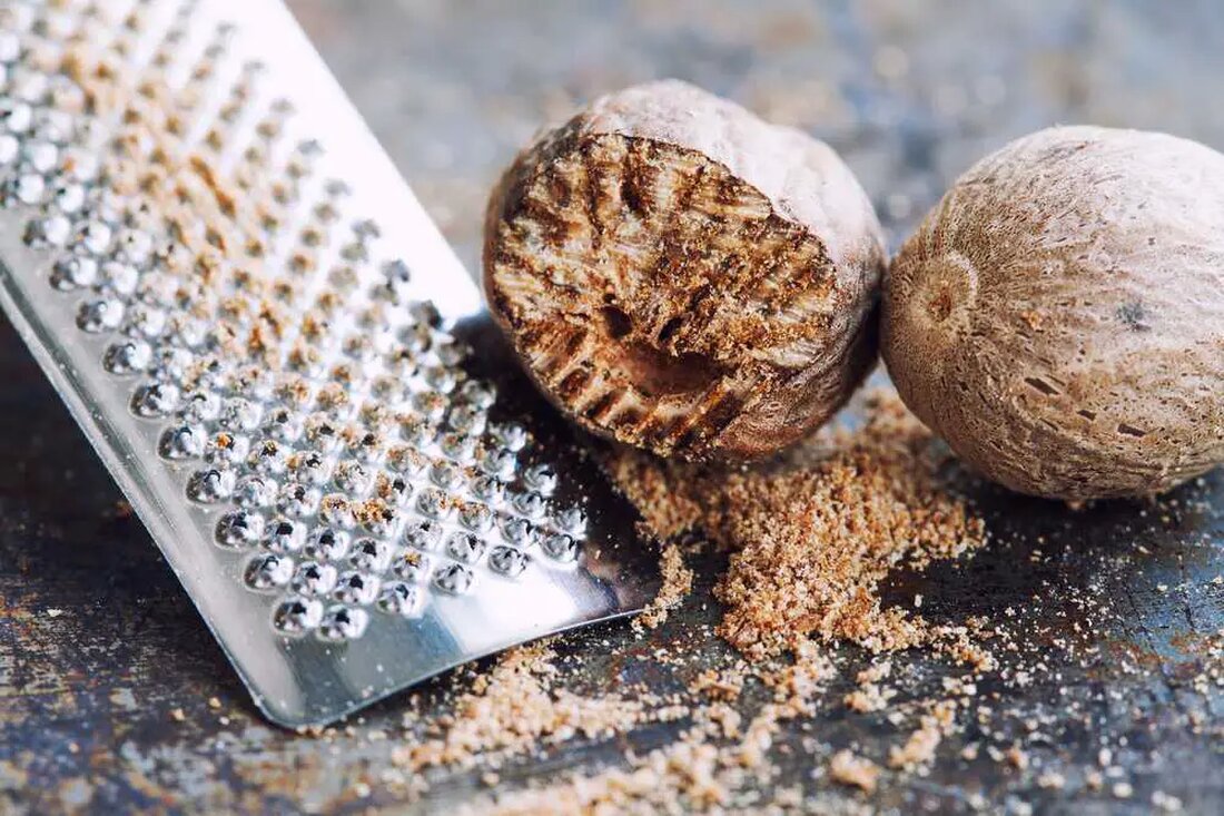 In der Welt der Gastronomie können sich Gefahren manchmal dort verbergen, wo wir sie am wenigsten erwarten. Bestimmte Lebensmittel können erhebliche Gesundheitsrisiken bergen, insbesondere wenn sie unsachgemäß gehandhabt oder verzehrt werden. Heute beleuchten wir sieben Lebensmittel, die sich unter bestimmten Umständen tatsächlich als tödlich erweisen könnten. Diese Untersuchung zielt darauf ab, sicherere Ernährungspraktiken zu fördern und Sie auf potenzielle Gefahren aufmerksam zu machen, die in Ihrer Speisekammer lauern. 1. Grüne Kartoffeln Das erste Lebensmittel auf unserer Liste sind grüne Kartoffeln. Der Verzehr kann zu einer Solaninvergiftung führen, die Erbrechen, Durchfall und sogar Störungen des Nervensystems verursachen kann. Laut einer auf …