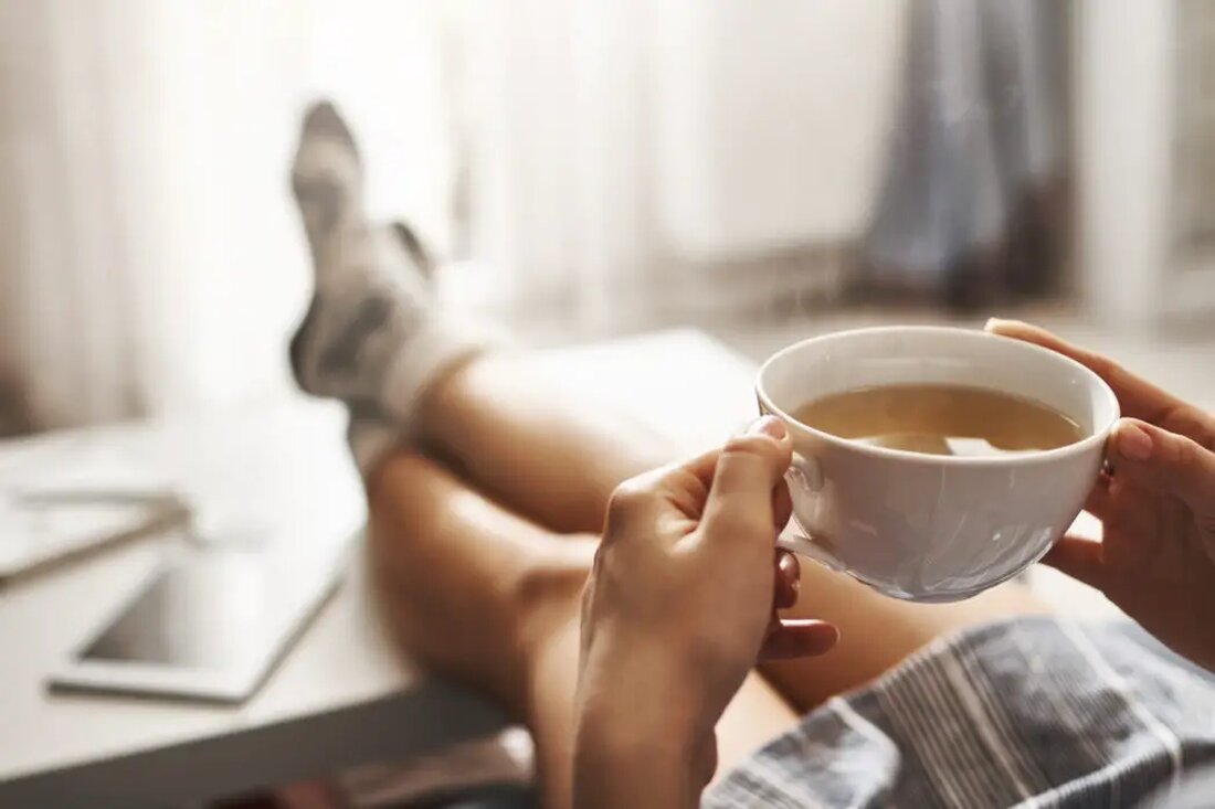 Kaffee ist auf der ganzen Welt wegen seines verlockenden Aromas und der belebenden Wirkung beliebt. Allerdings ist dieses beliebte Getränk bekanntermaßen säurehaltig und hat einen pH-Wert von etwa 5, was bei Menschen mit empfindlichem Magen oder bestimmten Gesundheitsproblemen wie saurem Reflux und Reizdarmsyndrom (IBS) zu einer unangenehmen Reaktion führt. [1]. Aber was wäre, wenn es eine einfache Zutat aus der Vorratskammer gäbe, die diesen Säuregehalt abmildern und gleichzeitig das Gesamtgeschmacksprofil des Kaffees verbessern könnte? In diesem Artikel geht es um die Magie, die entsteht, wenn man dem Kaffee Backpulver hinzufügt. Die Wissenschaft hinter dem Säuregehalt von Kaffee und die Rolle &hellip;