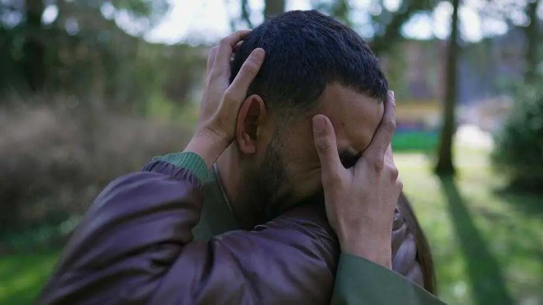 Der Begriff „Empathie“ hat seine Wurzeln in zwei griechischen Wörtern: „em“ bedeutet „in“ und „pathos“ bedeutet „Gefühl“. Es bezeichnet die Fähigkeit, die Gefühle anderer zu verstehen und zu teilen. Wenn es um Einzelpersonen geht, zeigen empathische Menschen diese emotionale Sensibilität auf einer höheren Ebene und nehmen die Emotionen und Energien ihrer Mitmenschen oft intensiver wahr. Hier sind mehrere Merkmale, die dabei helfen können, eine empathische Person zu definieren. Hohe Empfindlichkeit Empathen sind typischerweise sensibler als der Durchschnittsmensch. Sie sind tief im Einklang mit ihren eigenen Gefühlen und denen anderer und nehmen oft die Gefühle der Menschen um sie herum auf. …