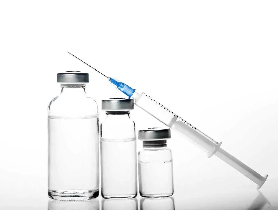 Eine bahnbrechende Studie unter der Leitung angesehener Forscher der University of Queensland hat neue Erkenntnisse über den komplexen Mechanismus enthüllt, durch den Botox in Gehirnzellen eindringt. Die tiefgreifenden Erkenntnisse, die im EMBO Journal veröffentlicht wurden, werden erhebliche Auswirkungen auf die Medizin- und Kosmetikindustrie haben und möglicherweise den Weg für neue Behandlungen für Botulismus ebnen. Botox: Ein vielseitiges Werkzeug von bakteriellen Ursprüngen bis hin zu Schönheitskuren Dem Team unter der Leitung von Professor Frederic Meunier und Dr. Merja Joensuu vom Queensland Brain Institute der University of Queensland gelang es, den spezifischen molekularen Weg zu bestimmen, über den das Botulinumneurotoxin Typ A, …