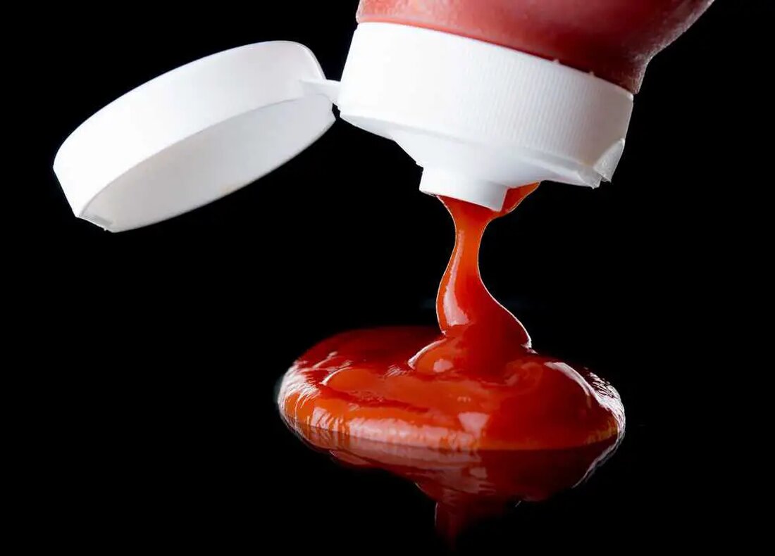 Diese Frage ist so alt wie die Zeit selbst, oder zumindest so alt wie Kühlschränke. Die kontroverse Debatte darüber, ob Ketchup im Kühlschrank oder in der Speisekammer aufbewahrt werden sollte, hält das Internet in Aufruhr und entfacht Debatten am Esstisch. Sogar Ketchup-Hersteller haben eine Meinung zu dem Thema! Wenn Sie mitten in dieser hitzigen Kontroverse stecken, brauchen Sie keine Angst zu haben. Dieser Artikel beantwortet alle Ihre Fragen und liefert Ihnen das endgültige Urteil. @media(min-width:0px){#div-gpt-ad-healthy_holistic_living_com-box-3-0-asloaded{max-width:468px!important;max-height:60px!important;}} Die laufende Diskussion: Wo steht die Öffentlichkeit? Jede Woche gibt es auf Social-Media-Plattformen wie Twitter eine hitzige Debatte darüber, ob Ketchup in den Schrank oder &hellip;