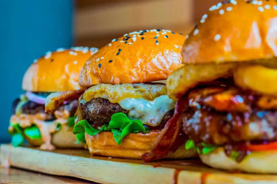 Wenn es um Essen geht, hat jede Kultur ihre eigenen einzigartigen Köstlichkeiten und Vorlieben. Die Vereinigten Staaten sind keine Ausnahme, und obwohl die Amerikaner stolz auf ihre vielfältigen kulinarischen Traditionen sind, gibt es bestimmte Gerichte, die Ausländer verwirrend oder sogar abstoßend finden. Das Internet bietet Einzelpersonen auf der ganzen Welt eine Plattform, um ihre Meinung zur amerikanischen Küche zu äußern, und wir haben einige faszinierende Erkenntnisse von Redditoren und Quora-Benutzern über die Lebensmittel gesammelt, die sie für abscheulich halten. In diesem Artikel befassen wir uns mit diesen zehn amerikanischen Lebensmitteln und gehen der Frage nach, warum Ausländer sie möglicherweise eklig &hellip;