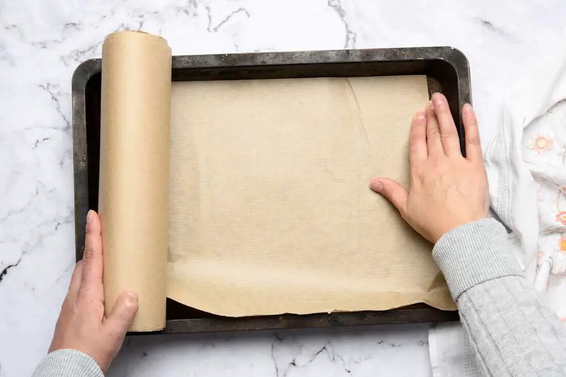 Pergamentpapier, auch Backpapier genannt, ist aufgrund seiner Hitzebeständigkeit und Antihafteigenschaften ein weltweit verbreitetes Werkzeug in Küchen. Die weltweite Pergamentpapierindustrie hat einen Wert von über 960 Millionen US-Dollar, was auf ihre immense Beliebtheit und weit verbreitete Verwendung schließen lässt. Aber haben Sie sich schon einmal Gedanken über die Sicherheit gemacht? Dieser Artikel deckt die potenziellen Risiken der Verwendung von Pergamentpapier in Ihrer Küche auf und bietet Alternativen, um Ihr Kochen und Backen gesünder und umweltfreundlicher zu gestalten. @media(min-width:0px){#div-gpt-ad-healthy_holistic_living_com-box-3-0-asloaded{max-width:468px!important;max-height:60px!important;}} Auspacken der Zusammensetzung von Pergamentpapier Pergamentpapier ist ein Produkt des Pergamentierungsprozesses, bei dem es seine Haltbarkeit und Beständigkeit gegen Öl und Hitze erhält. …