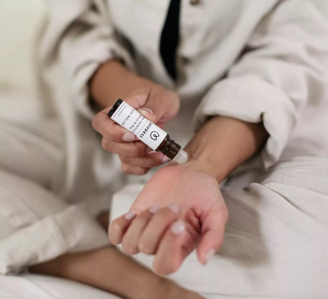 Ganzheitliche Gesundheitssysteme auf der ganzen Welt haben ihre eigenen Methoden, um das Energieniveau zu steigern und die Vitalität zu unterstützen, von Kräuterheilmitteln über Bewegungspraktiken, Atemtechniken bis hin zu Meditationen. Die Steigerung des Energieniveaus ist etwas, dem sowohl alte als auch moderne Kulturen besondere Aufmerksamkeit geschenkt haben. Druckpunkte werden sowohl in der Traditionellen Chinesischen Medizin (TCM) als auch im indischen Ayurveda-System für verschiedene körperliche und energetische Zwecke eingesetzt, insbesondere zur Steigerung der Vitalität und Langlebigkeit. Heute finden Sie Akupressurmatten, auf denen Sie Ihren ganzen Körper liegen können, sowie spezielle Akupressur-Fußmatten wie die (Link entfernt), die die vielen Reflexzonen an den Fußsohlen …