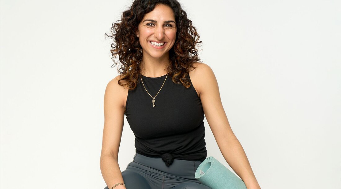 Dr. Rabia, Assistenzärztin für Gastroenterologie in London und Yogalehrerin, teilt ihre 5 Lieblingsposen zur Unterstützung der Darmgesundheit Kleine rechteckige Nackenrolle von Yogamatters.Stellen Sie sicher, dass diese Posen nicht mit vollem Magen geübt werden (mindestens 30 Minuten nach dem Essen) und denken Sie daran, auf Ihren Körper zu hören, wenn sich etwas nicht richtig anfühlt. Beine hoch mit Polsterunterstützung (Viparita Karani) Eine sanfte Umkehrung, die Ihre fördert Darm-Hirn-Verbindungim Mittelpunkt stehen. Wenn Sie Ihre Beine über Ihren Bauch heben, wird der Blutfluss zurück zum Herzen angeregt – indem Sie die Schwerkraft nutzen, um Ihre Verdauungsorgane zu rezirkulieren und zu verjüngen. Diese Pose …