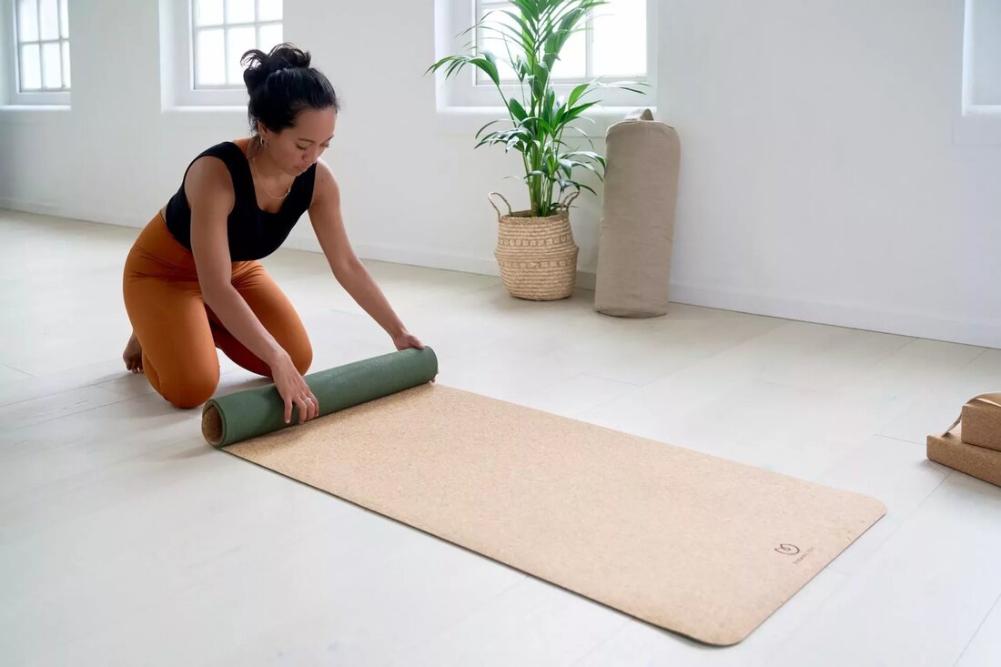 Egal, ob Sie Yoga zu Hause über Online-Kurse praktizieren oder einfach nur die Gewissheit haben möchten, Ihre persönlichen Yoga-Requisiten auf Reisen zu verwenden, mit dem richtigen Set können Sie Ihre Praxis erheblich verbessern. Von dynamischem Vinyasa-Flow bis hin zu restaurativem und Schwangerschafts-Yoga brauchen wir alle etwas anderes. Je nachdem, in welcher Lebensphase du dich befindest oder ob du gerade zu zweit übst, brauchst du ein Kit, das speziell auf dich zugeschnitten ist. Die Verwendung von Yoga-Requisiten ist eine großartige Möglichkeit, Ihre Praxis zu vertiefen, Ihren Körper je nach seinen täglichen Bedürfnissen zu ehren und tiefer – körperlich und geistig – …