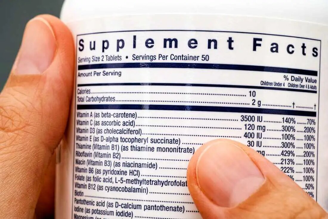 Multivitamine werden häufig von Millionen von Menschen weltweit eingenommen, wobei eine Studie aus dem Jahr 2020 berichtet, dass etwa 66 % der Amerikaner Nahrungsergänzungsmittel verwenden und Multivitamine die größte Kategorie unter diesen Produkten ausmachen [1]. Allerdings sind nicht alle Multivitamine gleich, und die Qualität der Inhaltsstoffe und der Herstellungsprozess können ihre Wirksamkeit und Sicherheit erheblich beeinflussen. Leider werden die meisten Multivitamine aus billigen, synthetischen Inhaltsstoffen hergestellt, die unser Körper nicht aufnehmen kann oder nicht genug der wichtigsten Nährstoffe für unsere Gesundheit hat. Dies bedeutet, dass die Einnahme eines generischen Multivitaminpräparats nicht nur wirkungslos und eine Geldverschwendung ist, sondern sogar Schaden &hellip;