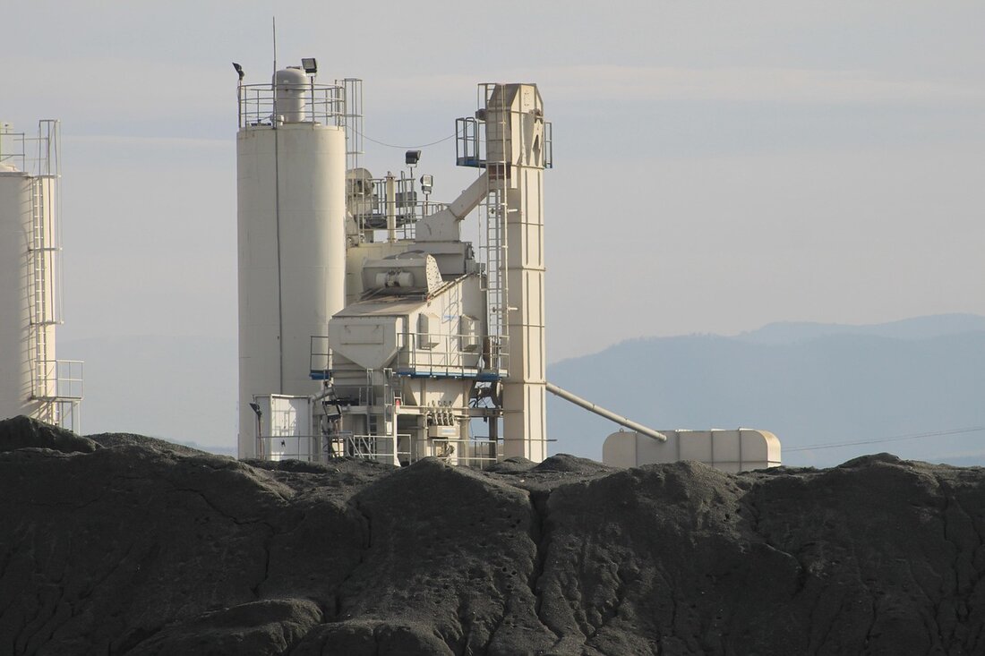 Der Artikel analysiert, wie Rohstoffvorkommen wie Lithium, Seltene Erden und Wasserressourcen die Geopolitik des 21. Jahrhunderts prägen und internationale Spannungen verstärken.